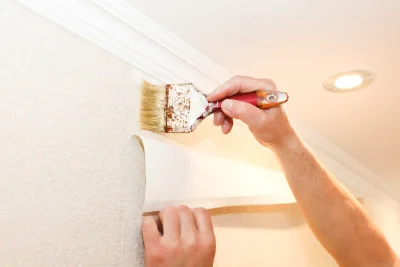 Pose de papier peint à Vennes — revêtements muraux et toiles de verre